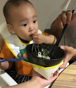 tips memberi makan pertama pada bayi